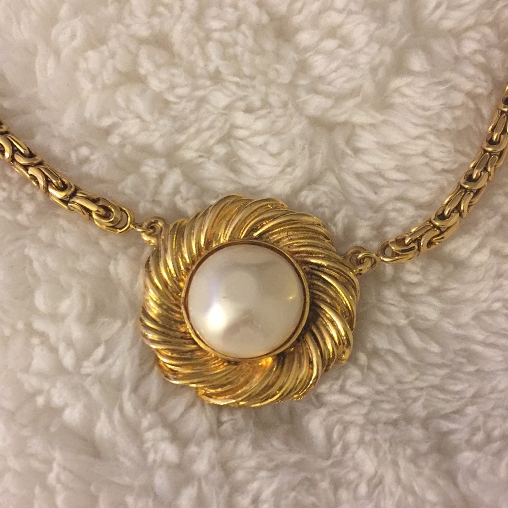 Beautiful Chanel Choker Necklace w/ faux pearl - Picture 2 of 3